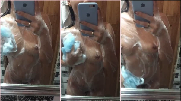 Aliria Maia in the mirror all soaked