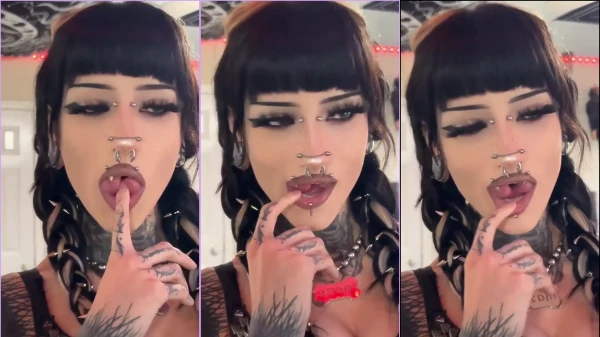 M0guekitty sensualizing with his nervous fingers