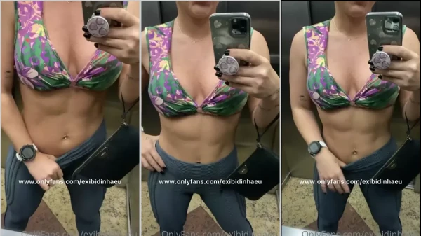 Displayedu showing off in the elevator