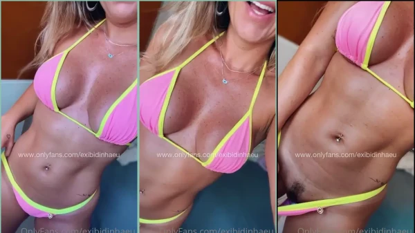 Vady displayedu providing bikini