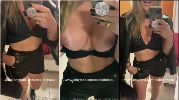 Lais display showing the big tits in the mirror