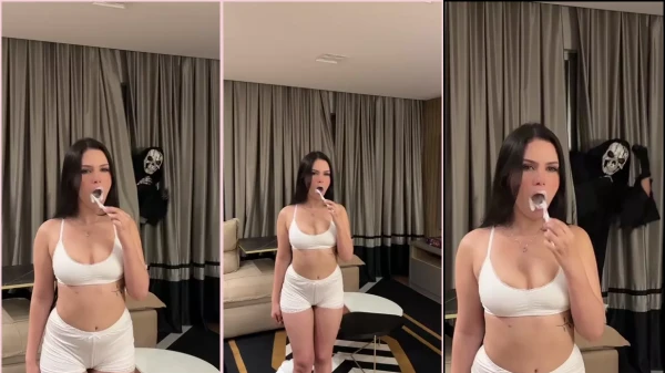 Video XXX from the busty brunette Talita Ravier brushing the teeth