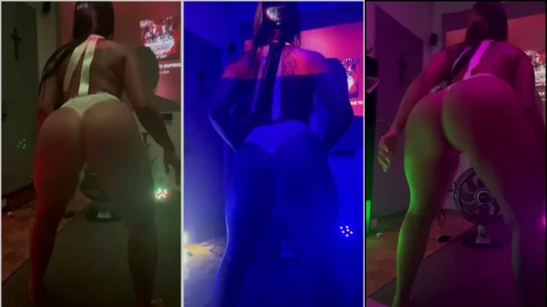 Naty Reis very naughty wiggling the beautiful ass