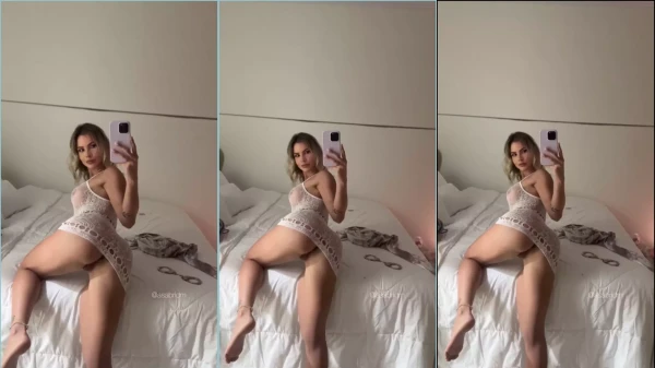 Rabuda Rishaed Sabrina de Martini showing himself on the camera