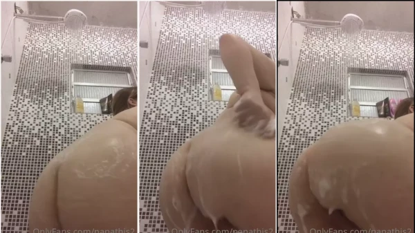 Sasathis2 naked, and full of soap by the body during the bath