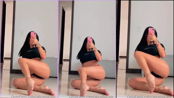 Alice Backer hot in front of the mirror showing the curves