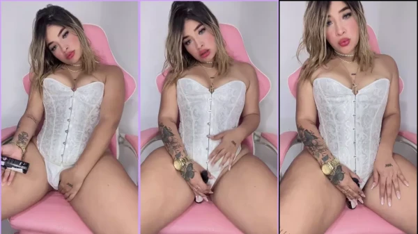 Andreina lubricating the creamy pussy