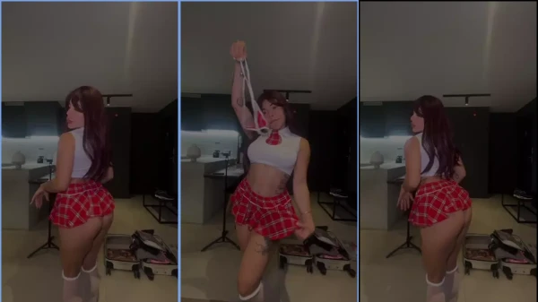 Every cat dressed in high school, Nalgalia is sensualizing