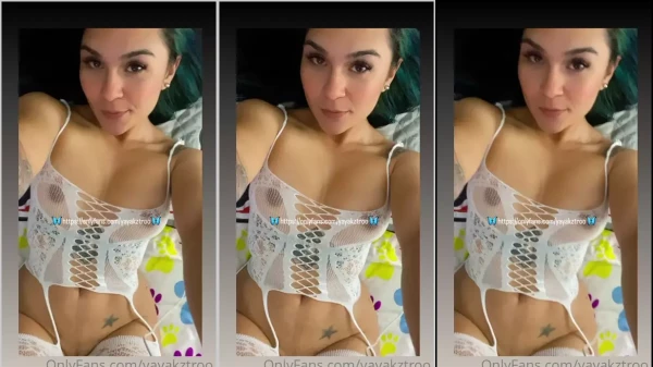 With naughty face, Yayakztro shows the body