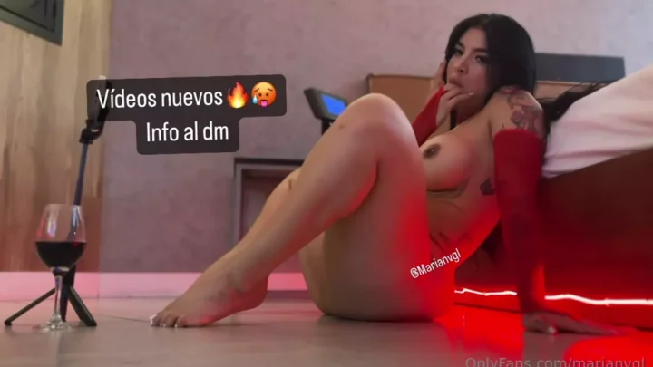 Marian Gomes Gata Hot with little fingers in the pussy